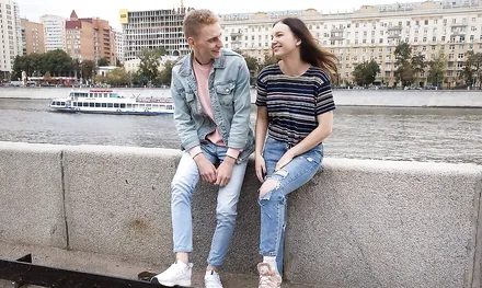 Студент из Питера развлекает русскую девушку как может