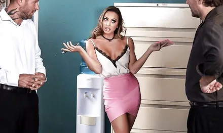 Сексуальная девушка обслужила менджера прямо в офисе