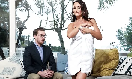 Милфа понимает что нравится парню и решает трахнуть его