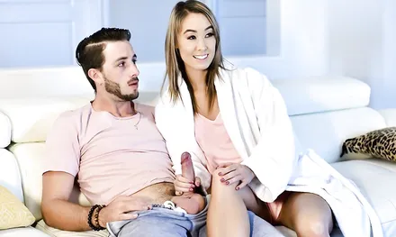 Молодой парень трахает азиатку у девушки за спиной