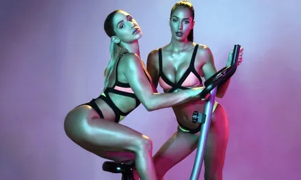 Две подруги обмазанные маслом занимаются не только фитнесом но и приятным лесбийским сексом