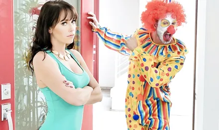 В костюме клоуна соблазнить девушку на секс на много проще!