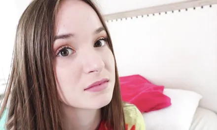 Молодая цыпочка решила затмить лучших адалт-актрис в своем домашнем порно