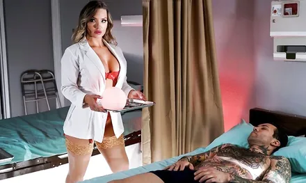 Татуированный любовник сует в туза горячей медсестре