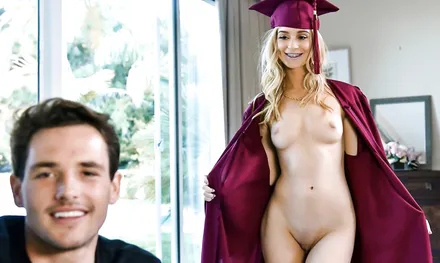 Студентка вернулась из колледжа захотела тряхнуться в бритую киску