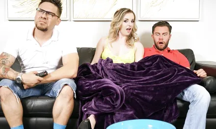 Пока муж смотрит телевизор молодая жена трахает его приятеля