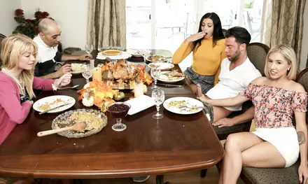 Приехал в гости на пару дней и попал на семейный групповой секс