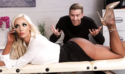 Милфа попала на массаж к опытному парню и изменила мужу за одно