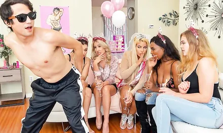 Как зрелая милфа отмечает День Рождения со своими подругами