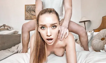 Русская девушка трахается в задницу со своим парне в его любимой позе раком