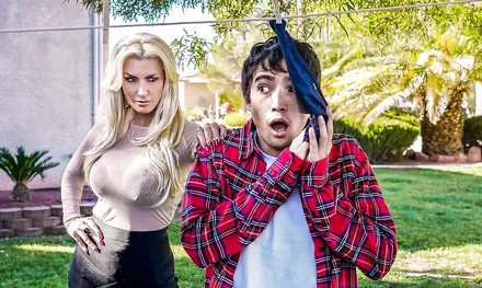 Мама друга пристает к молодому пацану, потому что хочет секса