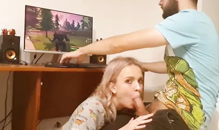 Девушка сосет парню-геймеру, пока тот играет в игру