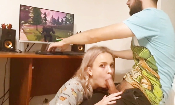 Девушка сосет парню-геймеру, пока тот играет в игру
