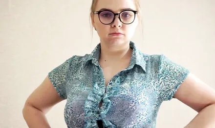 Русская мачеха застала пасынка на дрочке, и захотела потрахаться с ним