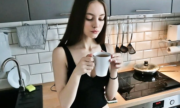 Красотка приготовила чайок, и занялась с парнем сексом на кухне