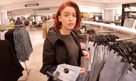 Сводил милашку по магазинам , и заслужил на секс прямо там