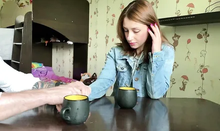 Пригласил скромную в гости и соблазнил на домашний секс