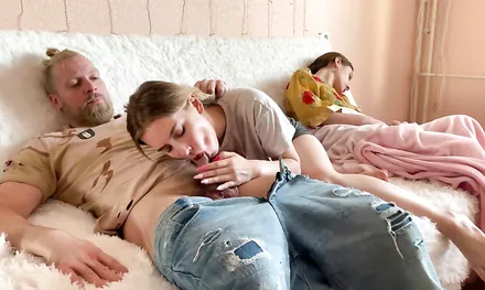 Падчерица делает отчиму минет, пока мамка спит рядом