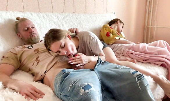 Падчерица делает отчиму минет, пока мамка спит рядом