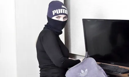 Словил русскую девушку на горячем в русском порно с сбжетом