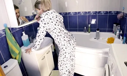 У мужа вечерний стояк на жену в пижаме