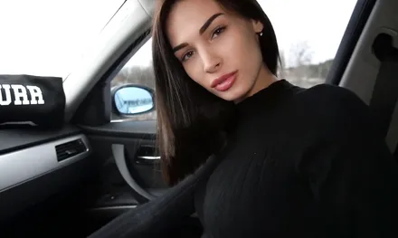 Секс в машине с красивой брюнеткой со спермой в ротик