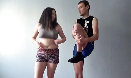 Показал сводной сестре как делать разминку, а потом трахнул