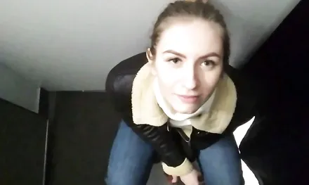 Обычная русская пара занимается любительским сексом прямо в магазине