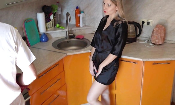 Жена решила соблазнить другого у мужа за спиной
