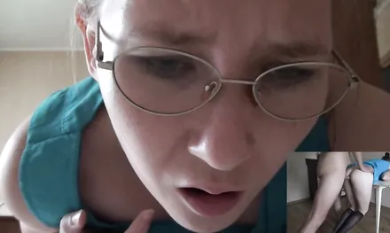 Трахаю раком соседку и кончаю ей на лицо, когда жены нет дома