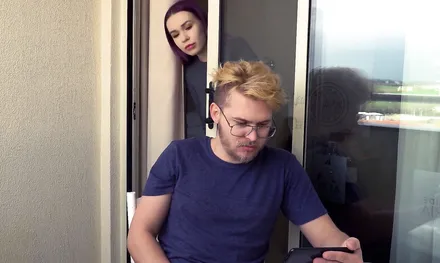 Отвлекла брата на балконе и сделала ему быстрый минет