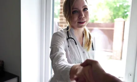 Русская медсестра любит скакать на члене и трахать разных пациентов