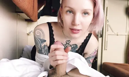 Секс в поезде с русской соседкой в татуировках по дороге в Санкт-Питербург!