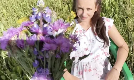 Девушка отдалась и отсосала незнакомцу за букет цветов