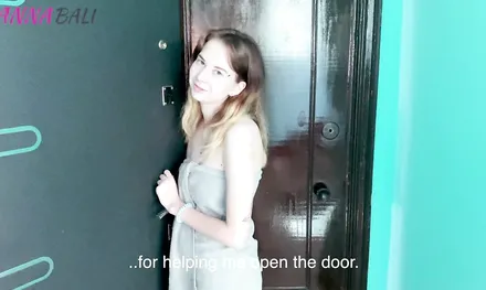 Полуголая девушка застряла в коридоре, а парень помог ей открыть дверь и тем самым заслужил на секс!