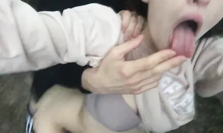 Секс подругой прямо на улице - реальный секс русской парочки!