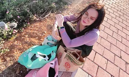 Как русская девушка дала незнакомцу, после того как оказалась в тяжелой ситуации!