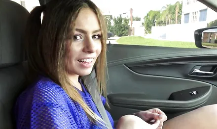 Подвез девушку домой и заслужил на секс в машине!