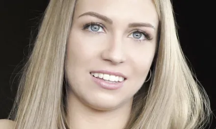 Симпатичная блондинка получает куни и секс на порно кастинге Вудмана!