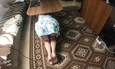 Застрявшая под столом девушка напросилась на секс раком!