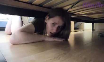 Девушка застряла и просит парня помочь ей.