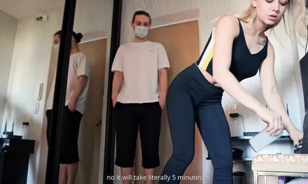 Соблазнила курьера и дала ему у парня за спиной!