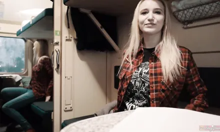 Попутчица Настя сделала парню отличный минет, пока ехали в поезде!