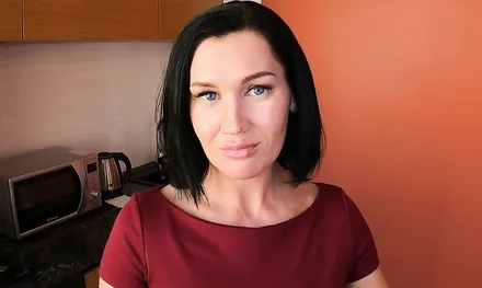 Зрелая мачеха раскрутила пасынка на секс, когда тот заходил в гости на пару минут