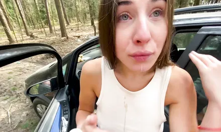 Привез девушку на природу для глубокого минета с окончанием в ротик!