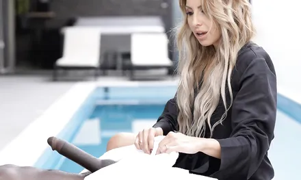 Красивая милфа делала парню массаж и подняла его член