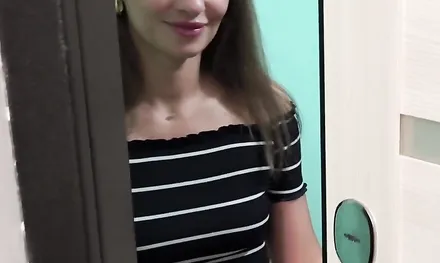 Соседка зашла в гости на быстрый минет, пока жены не было дома