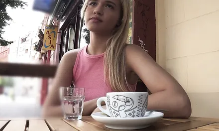 Изменила парню с пикапером, пока ждала его на свидание