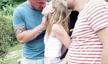 Секс втроем на даче