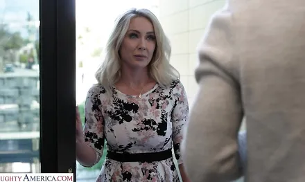 Зашел в гости к красивой мамке на страстный секс